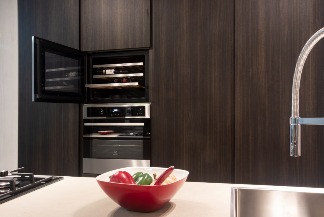 Expo_Boagno_Cucina_Modulnova_Blade_con_cantinetta_Electrolux_incasso_microonde