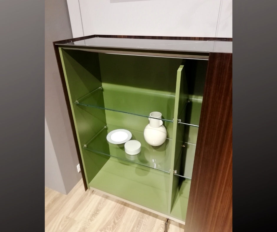 Immagine madia Capod'Opera con interni colore verde, dal Salone del Mobile 2019