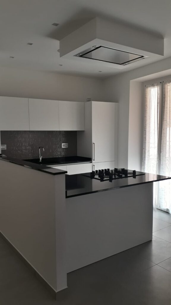 Cucina_Modulnova_bianca_senza_maniglia_top_quarzo_nero_open_space_Foto1