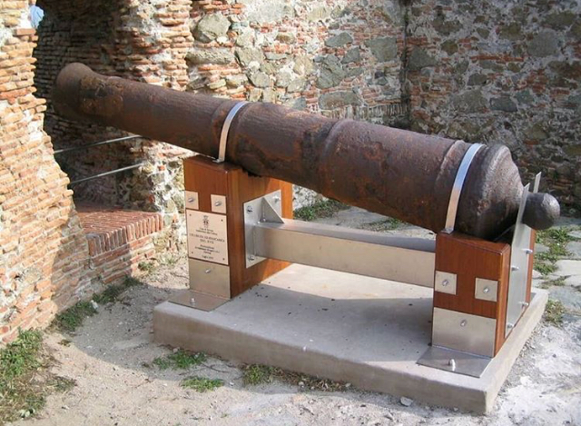 Cannone in batteria alla Fortezza del Priamar a Savona con il basamento realizzato da Arredamenti Boagno