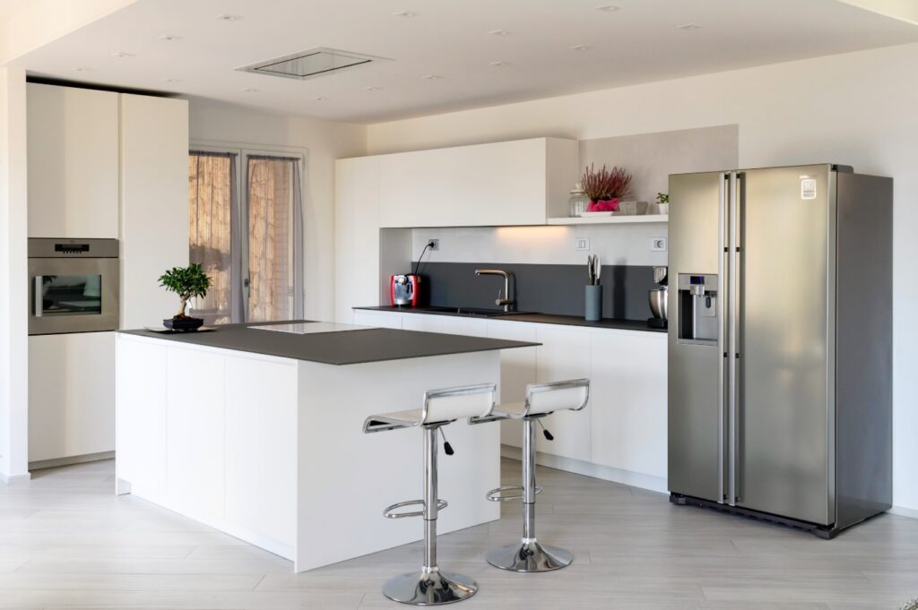 Cucina_Modulnova_bianca_senza_maniglia_top_vetro_no_scratch_grigio_con_schienale_Foto1