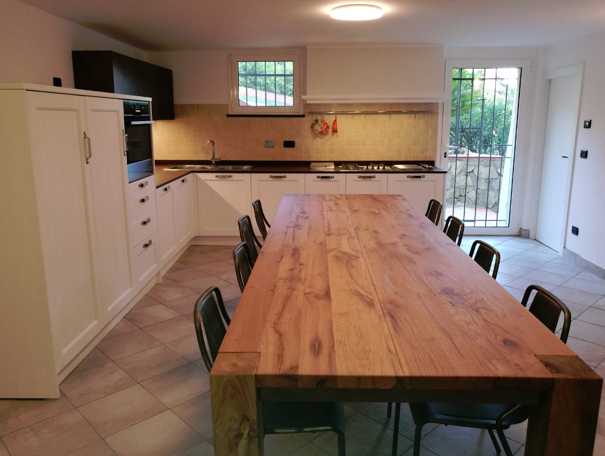 Cucina_stile_industrial_Scandola_legno_Modulnova_alveolare_alluminio_top_Dekton_kadum_ Alpes_Inox_piano_cottura_friggitrice_barbecue_tavolo_artigianale_massello_Foto_01