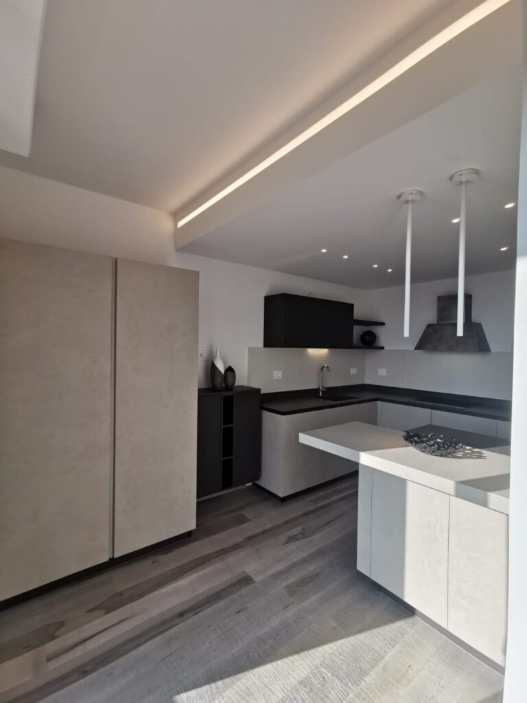 Cucina Modulnova milltech argilla e lava con piano gres amber_FOTO (1)