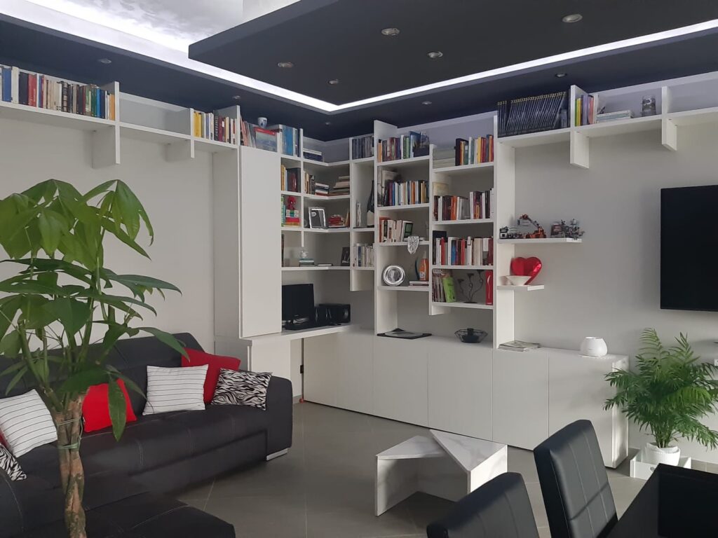 Libreria_snella_e_originale_con_spalla_sospesa_total_white_Foto_01