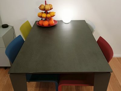 Zona pranzo con sedie Desalto colorate (3)
