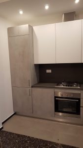 Appartamento_da_affittare_cucina_melaminico_cemento_con_top_e_schienale_quarzo_Foto_01