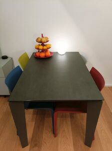 Zona pranzo con sedie Desalto colorate (3)