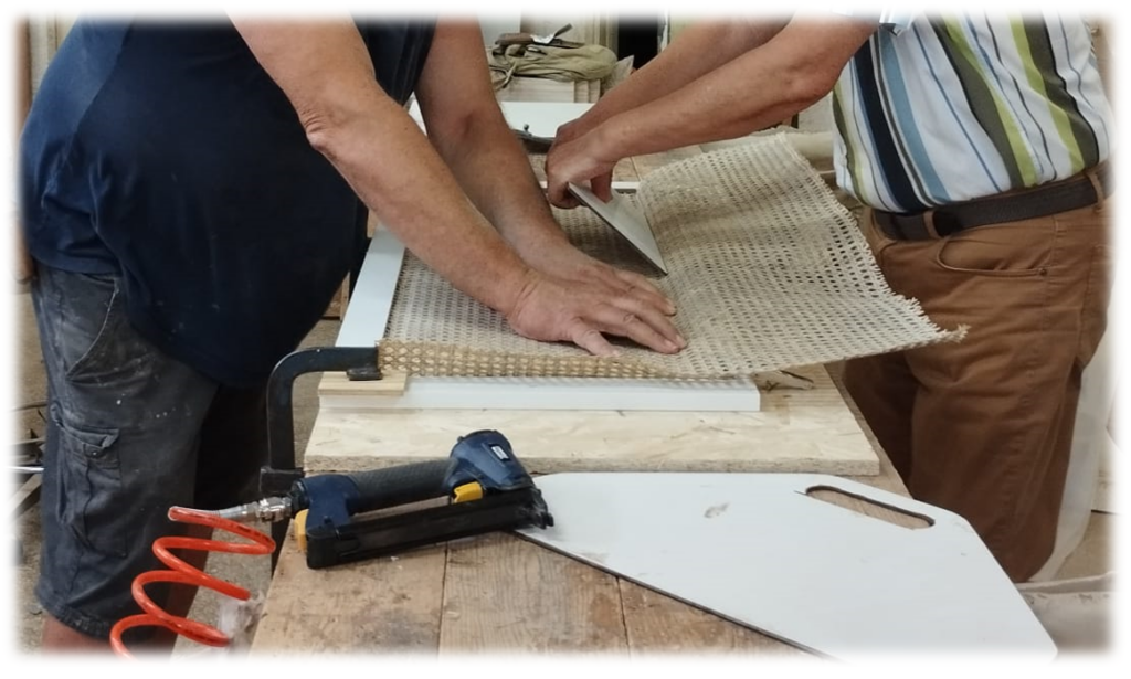 Falegnameria_mani che lavorano il legno